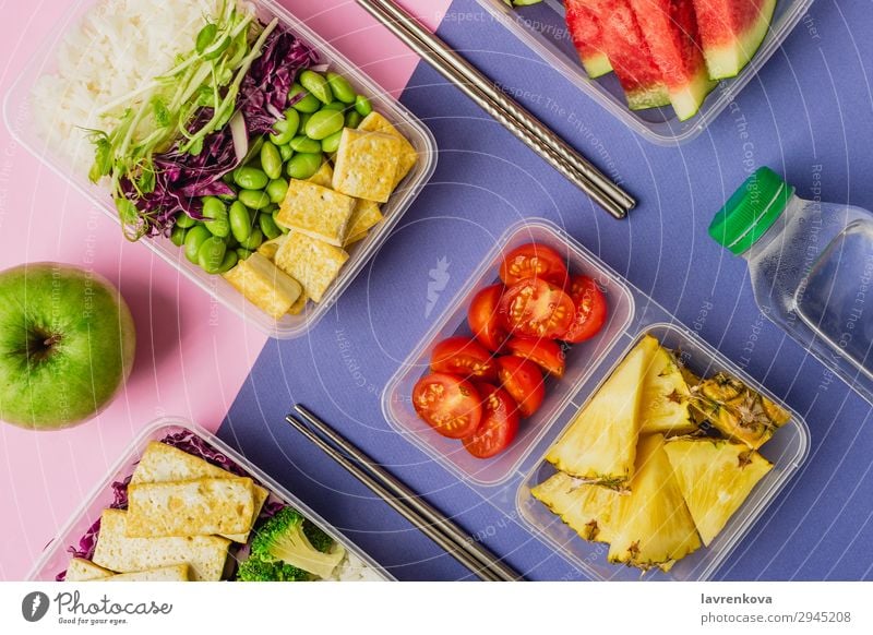 Zwei gesunde Lunchboxen auf pflanzlicher Basis nach asiatischer Art. Anklopfen Apfel Flachlegung Asiatische Küche Asiatische Reistafel Bento Brokkoli Tomate