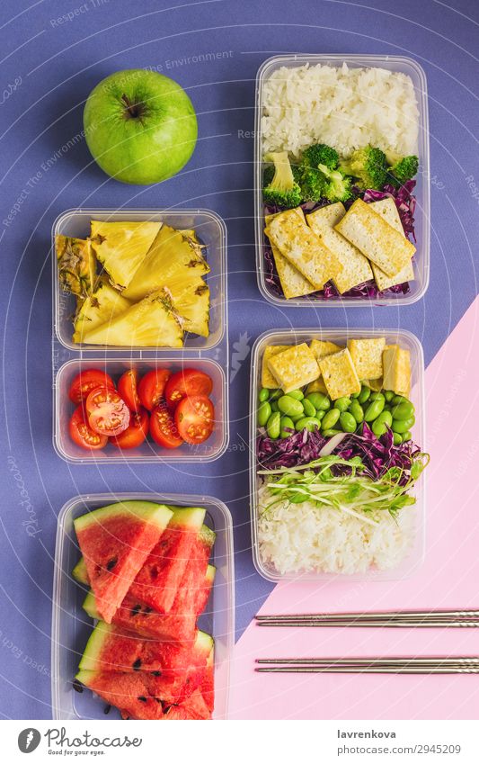 Zwei gesunde Lunchboxen auf pflanzlicher Basis nach asiatischer Art. Anklopfen Apfel Flachlegung Asiatische Küche Asiatische Reistafel Bento Brokkoli Tomate