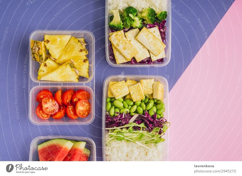 Zwei gesunde Lunchboxen auf pflanzlicher Basis nach asiatischer Art. Anklopfen Flachlegung Asiatische Küche Asiatische Reistafel Bento Brokkoli Tomate Container