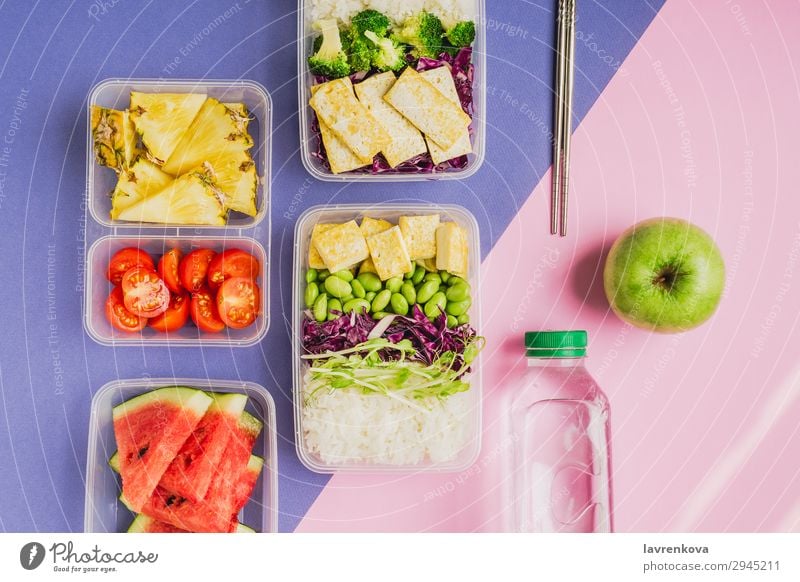 Zwei gesunde Lunchboxen auf pflanzlicher Basis nach asiatischer Art. Anklopfen Flachlegung Asiatische Küche Asiatische Reistafel Bento Brokkoli Tomate Container