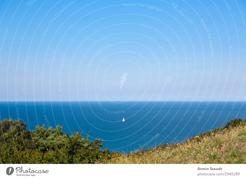 kleines Segelboot auf der Ostsee, Insel HIddensee, Deutschland Segeln Meer MEER Wasser Natur Horizont Boot Gefäße Schiff Wind Himmel blau wolkenlos breit weit