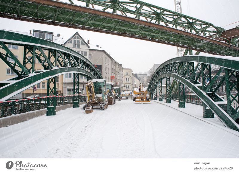 Schwebebahn Berufsausbildung Azubi Arbeit & Erwerbstätigkeit Baustelle Wirtschaft Industrie Winter Schnee Wuppertal Deutschland Stadt Brücke Bauwerk Architektur