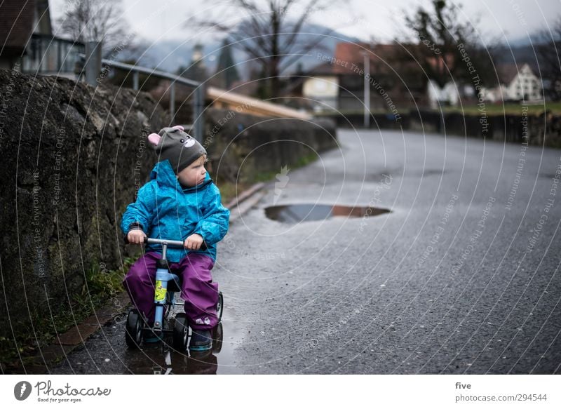 s. Mensch Kind Kleinkind Mädchen Kindheit 1 1-3 Jahre Natur Herbst Baum Wiese Dorf Haus Einfamilienhaus Mauer Wand Verkehr Fahrradfahren Straße Wege & Pfade