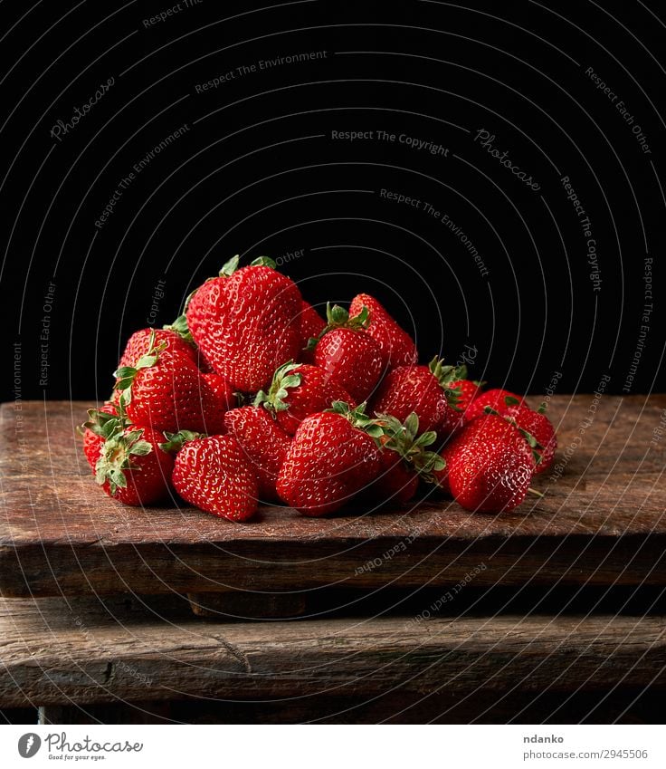 Bund frischer reifer roter Erdbeeren Frucht Dessert Tisch Natur Blatt Holz dunkel klein lecker natürlich saftig schwarz süß Beeren Buchse Lebensmittel Ernte