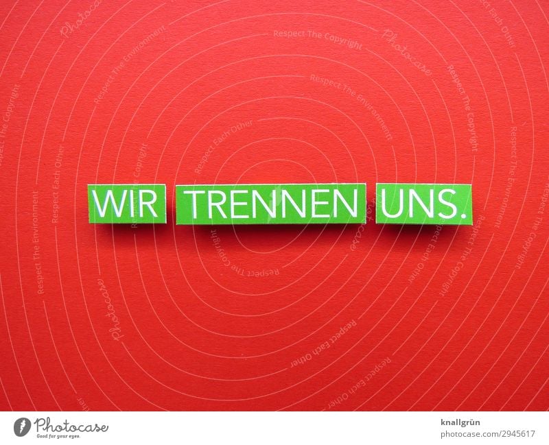 WIR TRENNEN UNS. Schriftzeichen Schilder & Markierungen Kommunizieren grün rot weiß Gefühle Stimmung Zusammensein Liebe Überraschung Traurigkeit Liebeskummer