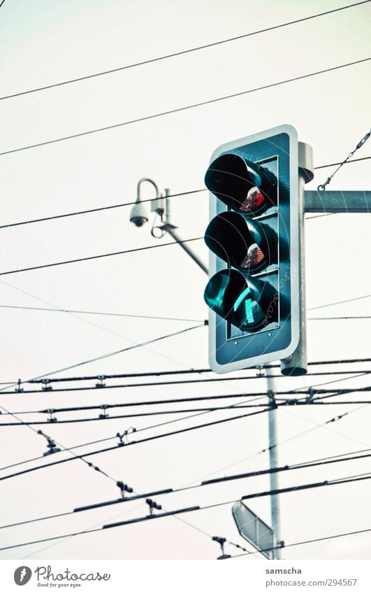 grüne Welle Kleinstadt Stadt Stadtzentrum Verkehr Verkehrswege Personenverkehr Autofahren Verkehrsstau Straße Straßenkreuzung Wegkreuzung Ampel Verkehrszeichen