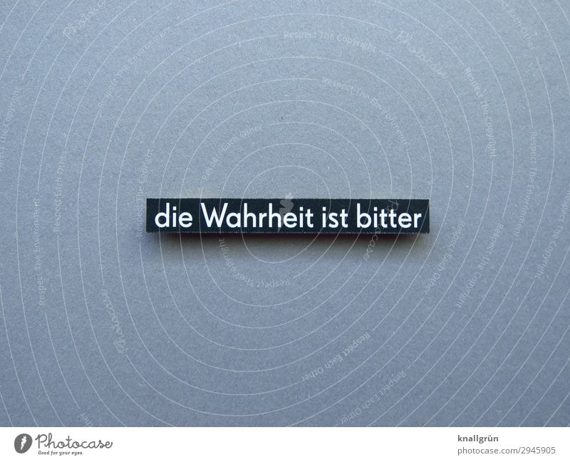 die Wahrheit ist bitter Schriftzeichen Schilder & Markierungen Kommunizieren grau schwarz weiß Gefühle Verantwortung Enttäuschung Angst Frustration Verbitterung