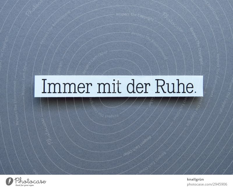 Immer mit der Ruhe. Schriftzeichen Schilder & Markierungen Kommunizieren grau schwarz weiß Gefühle Coolness Gelassenheit geduldig ruhig Farbfoto Studioaufnahme