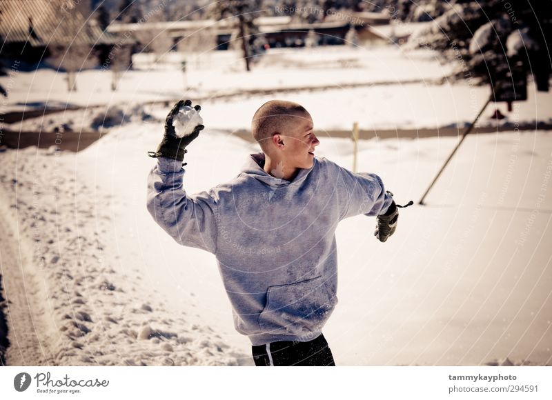 Teenager-Junge wirft Schneeball. Winter Winterurlaub Jugendliche 1 Mensch 8-13 Jahre Kind Kindheit Jugendkultur Eis Frost " Pagosa Springs CO" Jacke Glatze