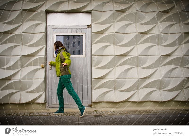 draußen vor der Tür Fassade Hose Jacke Schuhe brünett langhaarig Beton Ornament stehen retro Wellenform DDR Körperhaltung Körperspannung Ostalgie