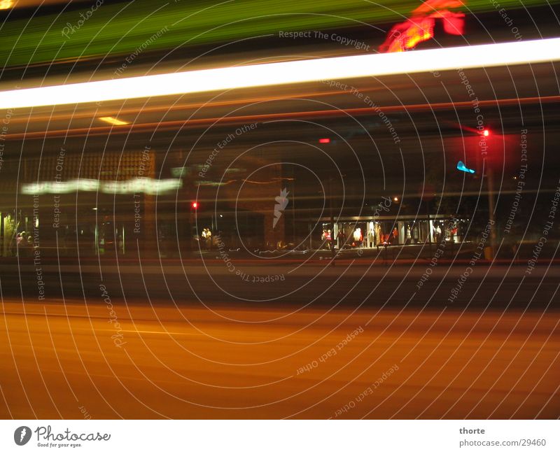 Lübeck bei Nacht Ampel rot Verkehr Bus Salzspeicher Mischung