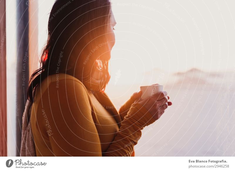 Frau genießt frischen Kaffee bei Sonnenuntergang am Strand Frühstück Getränk Espresso Tee Lifestyle Glück schön Erholung Freizeit & Hobby Mensch feminin