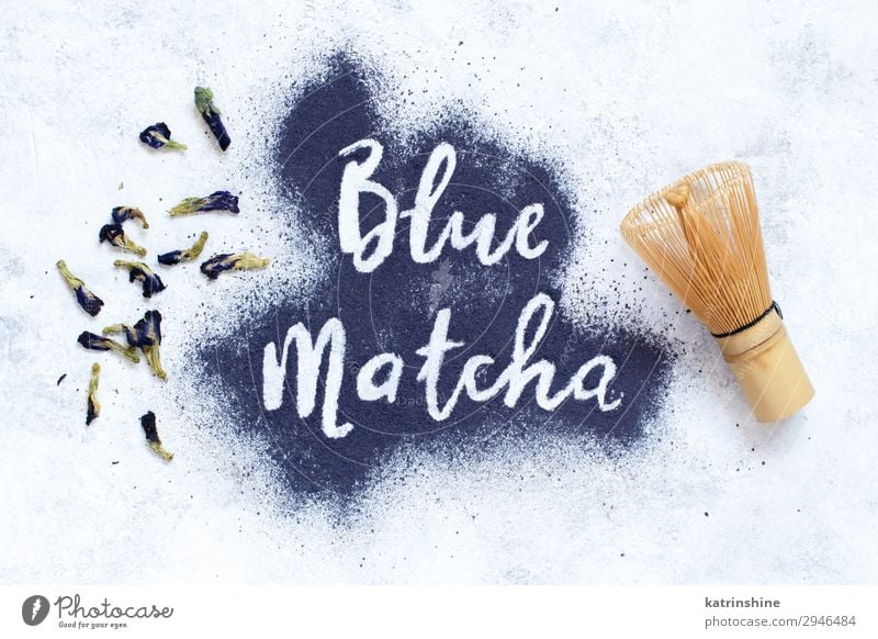 Blaues Matcha-Pulver Vegetarische Ernährung Tee Blume natürlich blau weiß Energie blaues Streichholz Rührbesen Wort Schmetterlingserbse Trockenblumen