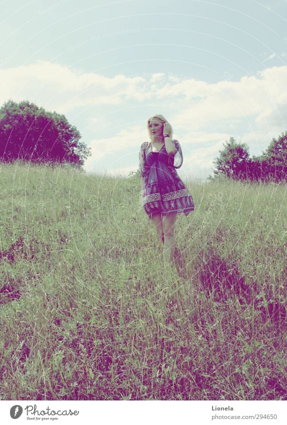 Sommergefühle Freiheit Sonne feminin Frau Erwachsene 18-30 Jahre Jugendliche Natur Landschaft Wolken Wiese Kleid blond Denken laufen ästhetisch einfach