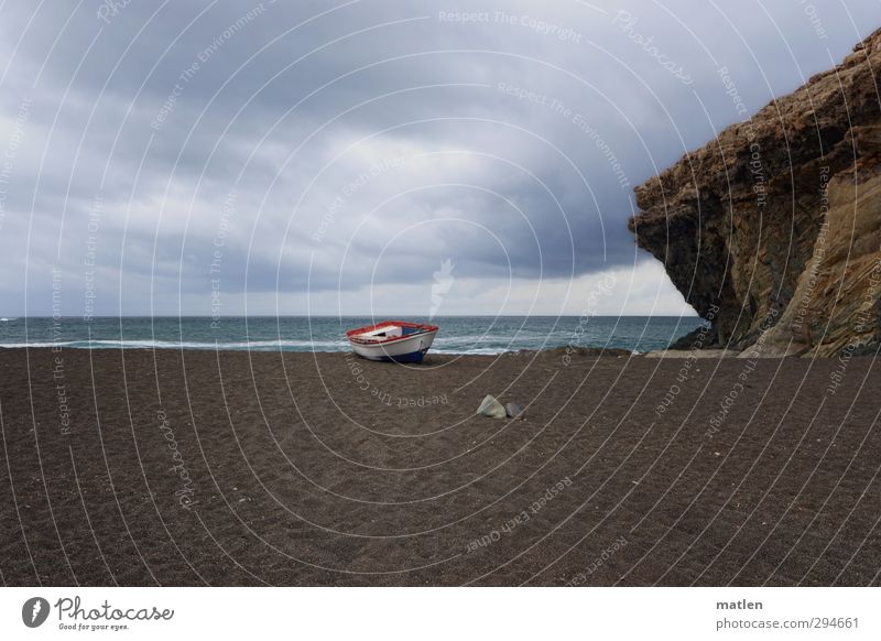 gestrandet Natur Landschaft Wasser Himmel Wolken Gewitterwolken Horizont Winter Klima schlechtes Wetter Unwetter Felsen Küste Strand Meer Verkehrsmittel