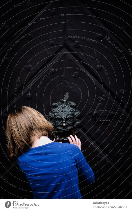 Das Mädchen und der Türklopfer Holztür Haare & Frisuren Rücken 1 Mensch 3-8 Jahre Kind Kindheit Altstadt beobachten berühren Bewegung festhalten historisch