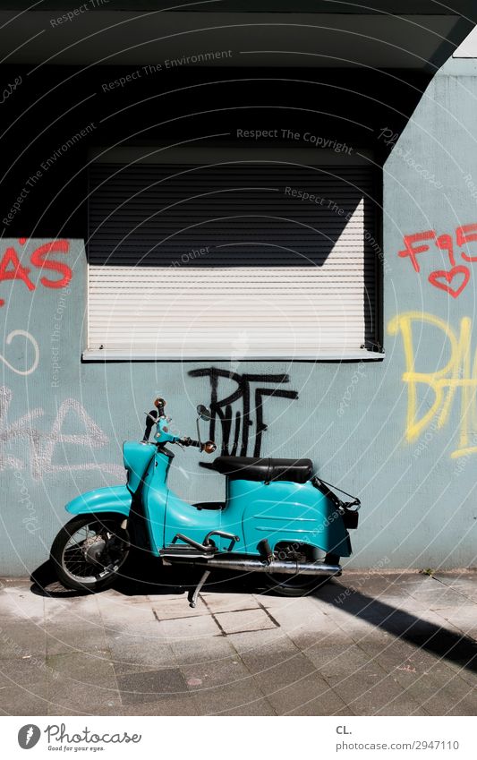 roller Düsseldorf Stadt Menschenleer Haus Mauer Wand Fenster Verkehr Verkehrsmittel Verkehrswege Straßenverkehr Wege & Pfade Fahrzeug Kleinmotorrad Graffiti