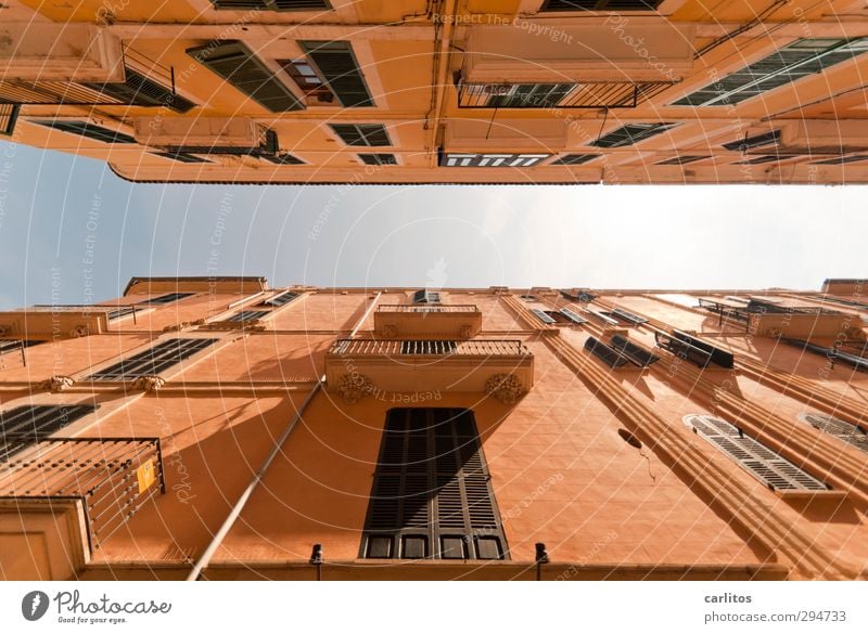 Noch 2 Wochen bis zur Sommerzeit Wolkenloser Himmel Schönes Wetter Wärme Stadt Stadtzentrum Haus Bauwerk Mauer Wand Fassade Balkon Fenster ästhetisch terracotta