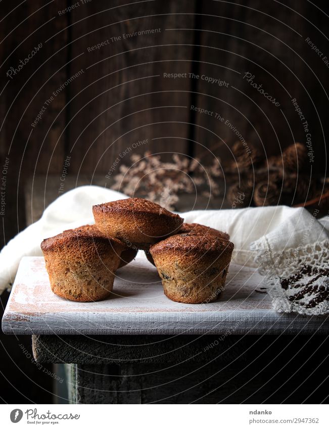 gebackene kleine Törtchen mit Trockenfrüchten Frucht Brot Kuchen Dessert Ernährung Tisch Holz Essen frisch retro braun weiß Tradition Bäckerei Holzplatte