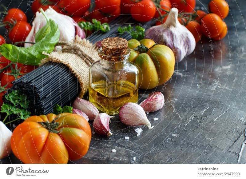 Nudeln mit Tintenfischtinte und Gemüse grün rot schwarz weiß Tintenfarbstoff Spaghetti Italienisch Spätzle Tomate Kirschtomaten Zutaten Basilikum Knoblauch