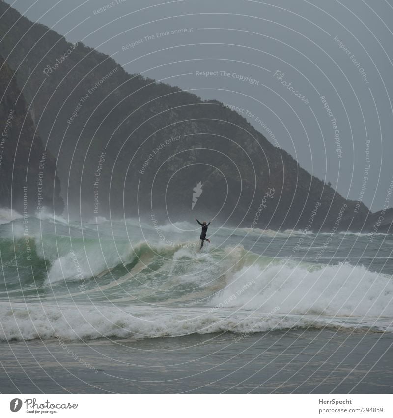 Abflug Wassersport Surfen Natur Urelemente schlechtes Wetter Wellen Küste Strand Meer Pazifik fallen fliegen bedrohlich wild grau grün Surfer Sturz Brandung