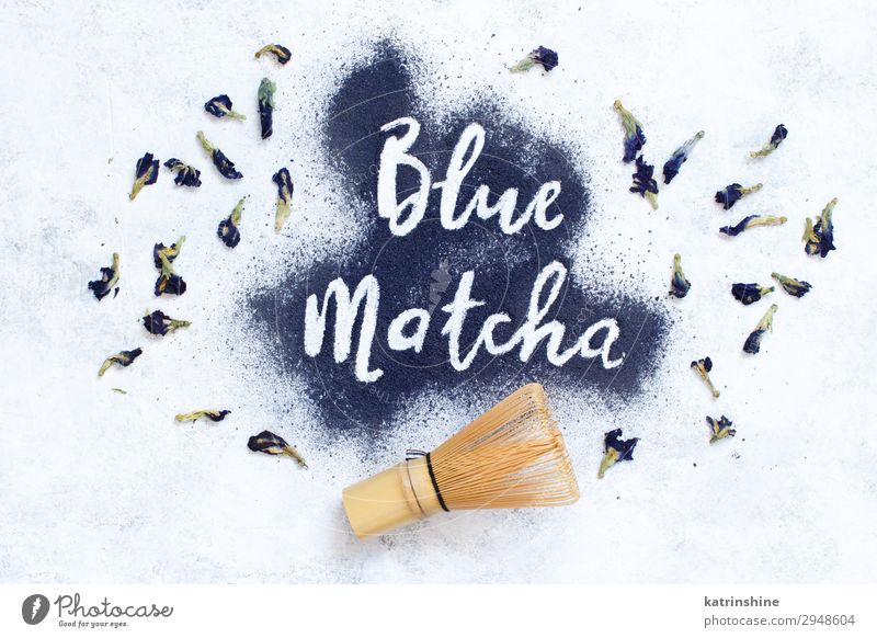 Blaues Matcha-Pulver Vegetarische Ernährung Tee Blume natürlich blau weiß Energie blaues Streichholz Rührbesen Wort Schmetterlingserbse Trockenblumen