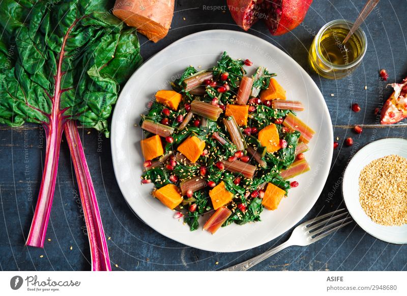 Mangold mit Süßkartoffel und Granatapfel Gemüse Frucht Ernährung Essen Abendessen Vegetarische Ernährung Diät Teller Gabel Blatt frisch lecker blau grün rot