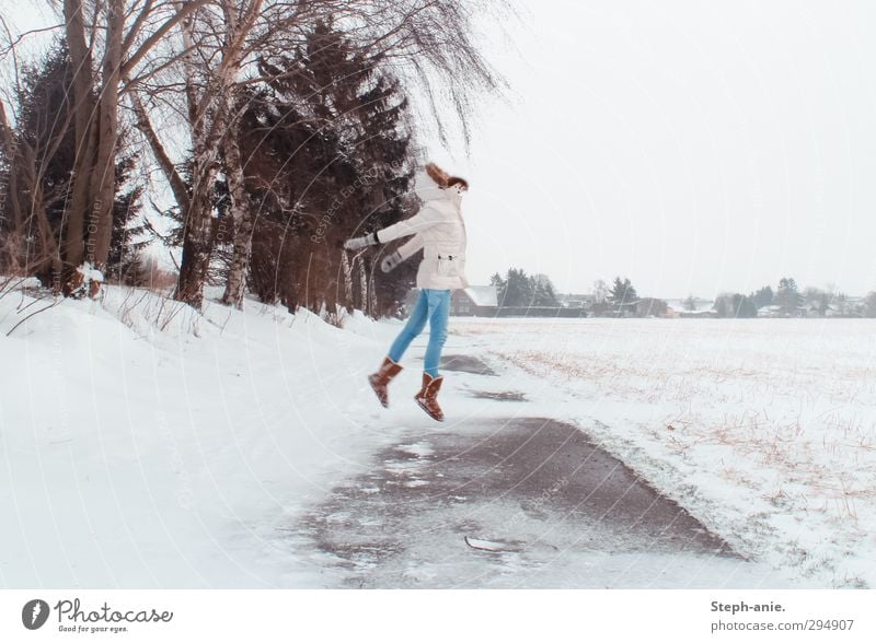 Breaking free 1 Mensch Winter schlechtes Wetter Eis Frost Schnee Baum Feld Jeanshose Mantel Kapuze Handschuhe Stiefel Bewegung springen frei einzigartig weiß