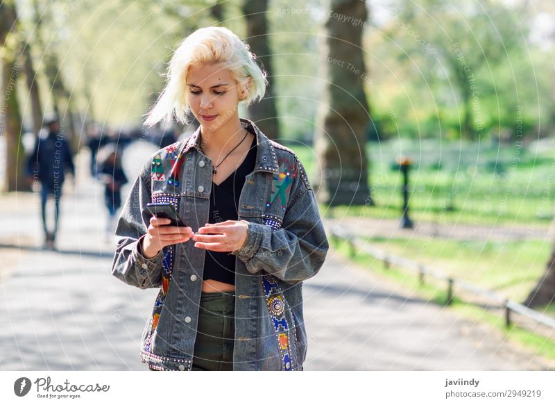 Junge Stadtfrau mit moderner Frisur auf dem Smartphone Lifestyle Glück Ferien & Urlaub & Reisen Telefon PDA Technik & Technologie Mensch feminin Junge Frau