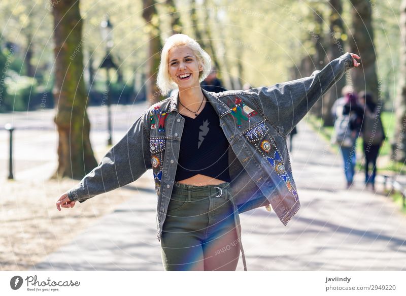 Junge Frau Arme erhoben, genießt die frische Luft. Lifestyle Glück schön Haare & Frisuren Wellness Leben Erholung Freizeit & Hobby Freiheit Sommer Mensch