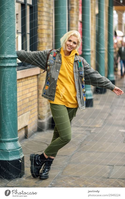 Junge Frau Arme erhoben genießen im urbanen Hintergrund Stil Glück schön Haare & Frisuren Leben Freizeit & Hobby Mensch feminin Jugendliche Erwachsene 1