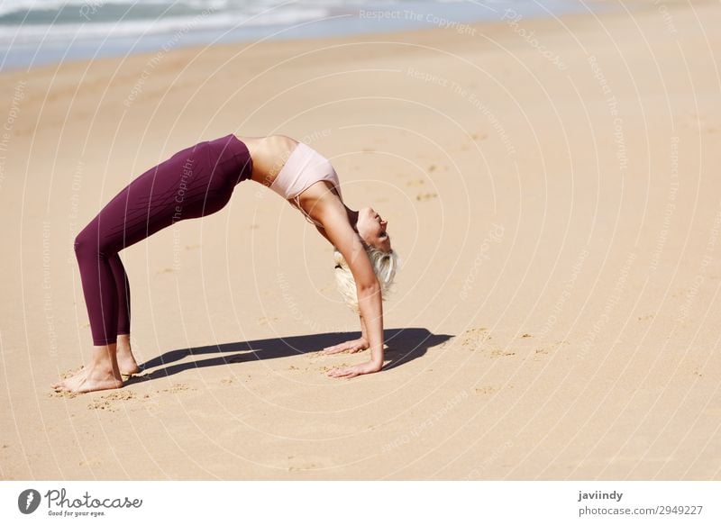 Kaukasische blonde Frau, die Yoga am Strand praktiziert. Lifestyle schön Körper Leben harmonisch Erholung Meditation Sommer Meer Sport Mensch feminin Junge Frau