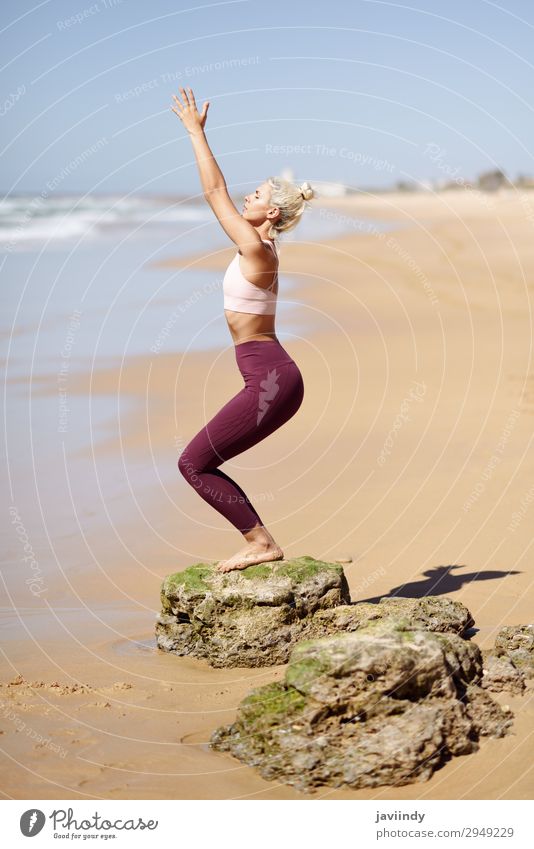 Kaukasische blonde Frau, die Yoga am Strand praktiziert. Lifestyle schön Körper Leben harmonisch Erholung Meditation Sommer Meer Sport Mensch feminin Junge Frau