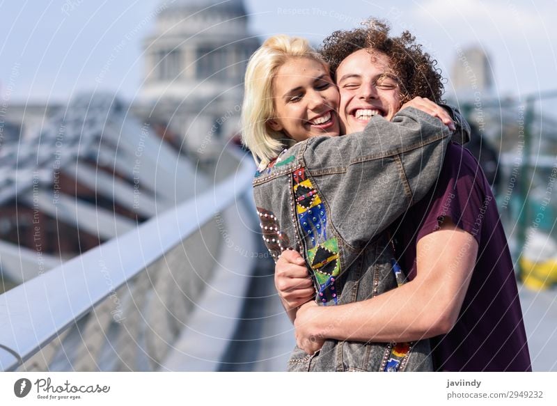 Ein glückliches Paar umarmt sich an der Millennium Bridge, River Thames, London. Freude Glück Mensch maskulin feminin Junge Frau Jugendliche Junger Mann