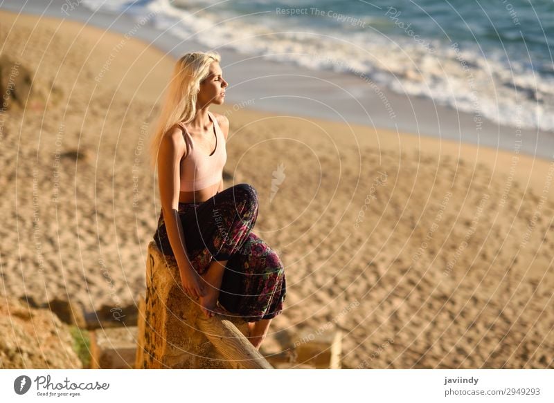 Frau genießt den Sonnenuntergang an einem schönen Strand. Lifestyle Glück Körper Leben Erholung Meditation Freizeit & Hobby Ferien & Urlaub & Reisen Freiheit