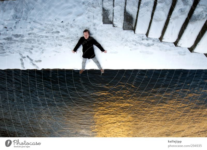 spree - ich steh auf dich! Mensch maskulin Mann Erwachsene Körper 1 30-45 Jahre Winter Eis Frost Schnee Flussufer Jeanshose Mantel liegen Blick