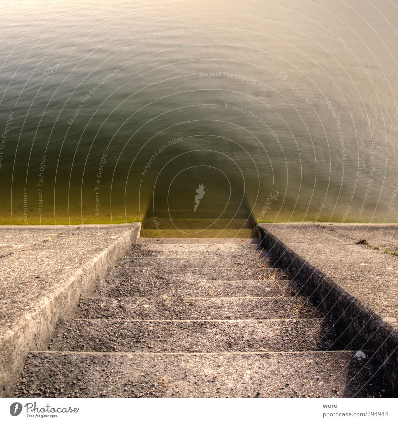 Treppe in die Tiefe Wasserkraftwerk Umwelt See Beton Schwimmen & Baden nass Stufen Farbfoto Gedeckte Farben Außenaufnahme Menschenleer Tag