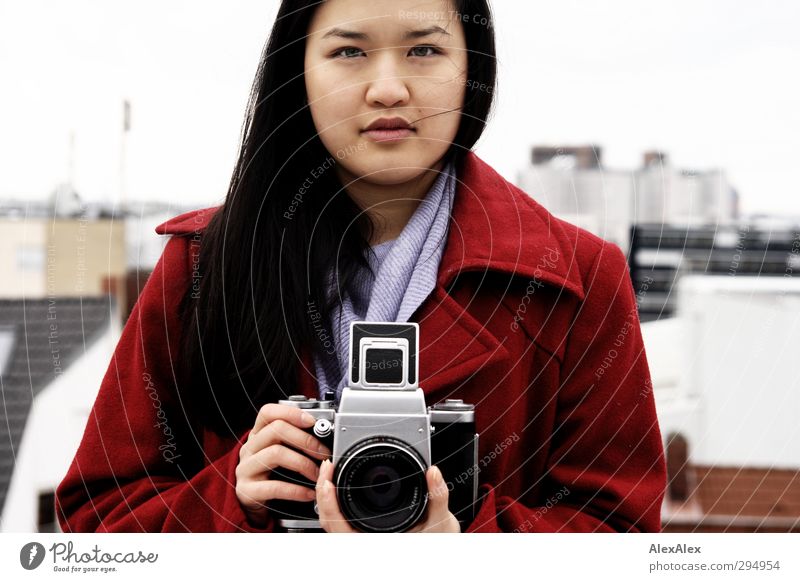 Fotografin Werbebranche Handwerk Fotokamera Mittelfomatkamera analog Junge Frau Jugendliche Kopf 18-30 Jahre Erwachsene Wolken Hamburg Dach Jacke Schal