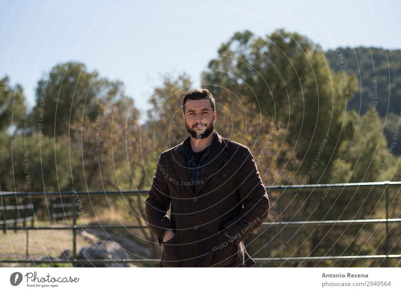 Bartiger attraktiver Mann im Außenbereich Bild Lifestyle Winter Mensch maskulin Erwachsene 1 30-45 Jahre Park Jacke stehen Arabien berd bärtig nahöstlich