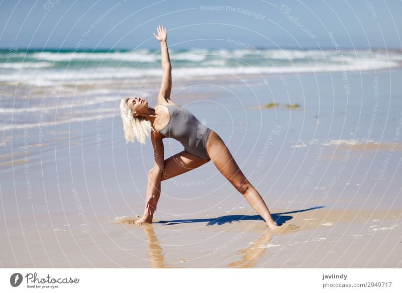 Kaukasische blonde Frau, die Yoga am Strand praktiziert. Lifestyle schön Körper Leben harmonisch Erholung Meditation Sommer Meer Sport Mensch feminin Junge Frau