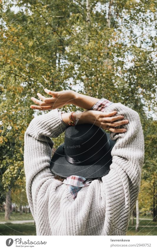 Rücken einer jungen Frau mit Pullover und Hut grün Spaziergang Finger Hand gesichtslos Ferien & Urlaub & Reisen Glück Außenaufnahme Porträt Sommer Erwachsene