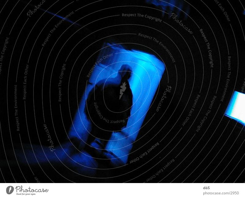 akte x mystisch Silhouette Tür Ausgang Licht Club blau