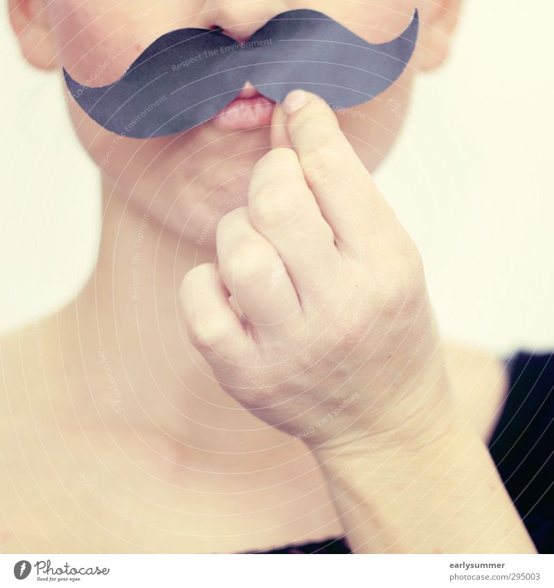 junge Frau hält sich Schnurrbart vors Gesicht Lifestyle Party ausgehen lustig nerdig Freude Surrealismus Bart Oberlippenbart Schnurrbarthaare moustache Mund