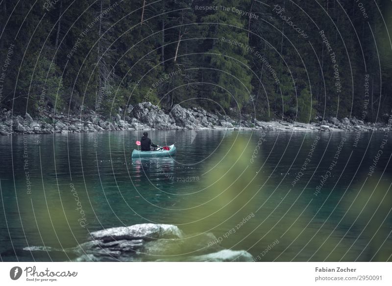 Kanufahrer auf dem Eibsee Freizeit & Hobby Kanusport Natur Landschaft Wasser Frühling Baum Wald Alpen See Schwimmen & Baden sportlich grün Freude Sport Bayern