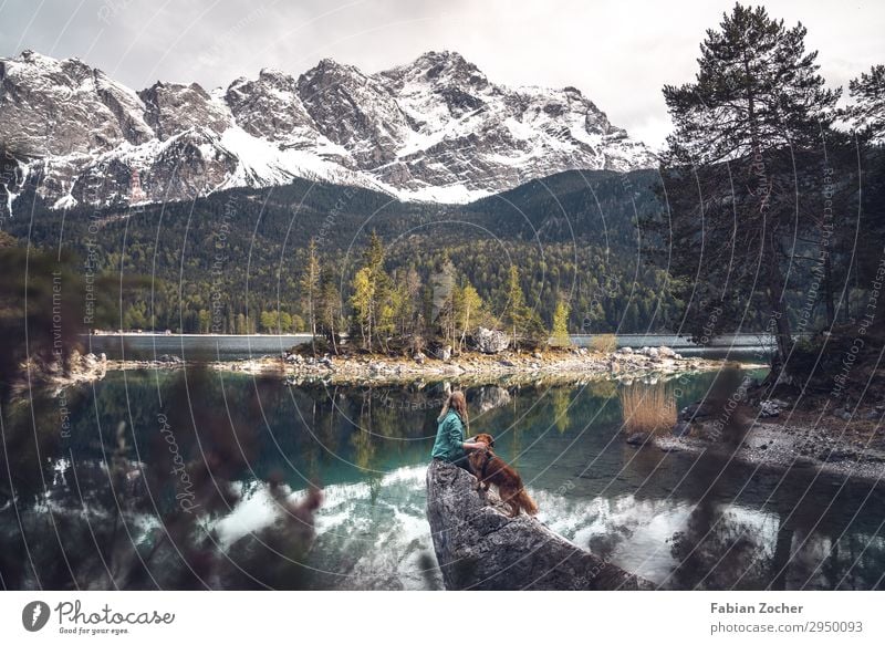 Blick auf den höchsten Berg Deutschlands - die Zugspitze Berge u. Gebirge wandern feminin Junge Frau Jugendliche Erwachsene 1 Mensch 18-30 Jahre Natur