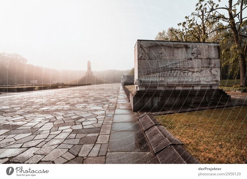 Sowjetisches Ehrenmal im Treptower Park XIII Architektur Sehenswürdigkeit Wahrzeichen Denkmal Berlin Soldatenfriedhof Gedeckte Farben Strukturen & Formen