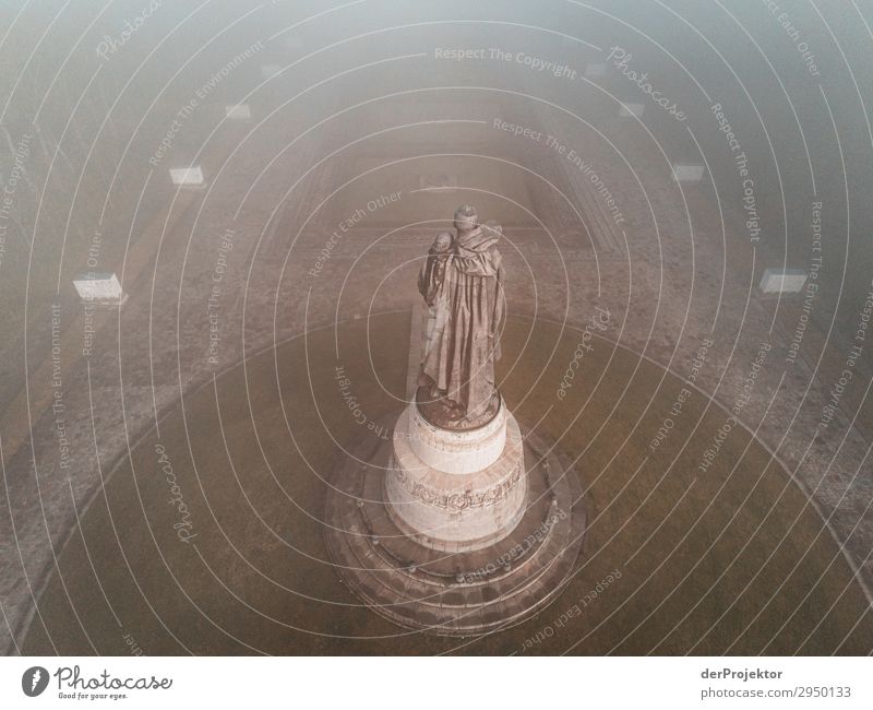 Sowjetisches Ehrenmal im Treptower Park XVIII Architektur Sehenswürdigkeit Wahrzeichen Denkmal Berlin Soldatenfriedhof Gedeckte Farben Strukturen & Formen