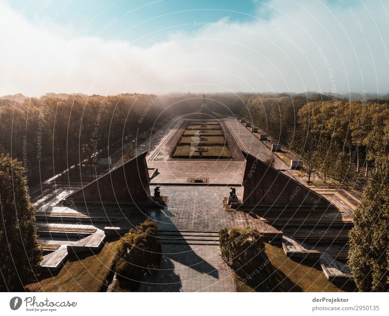 Sowjetisches Ehrenmal im Treptower Park XIX Architektur Sehenswürdigkeit Wahrzeichen Denkmal Berlin Soldatenfriedhof Gedeckte Farben Strukturen & Formen