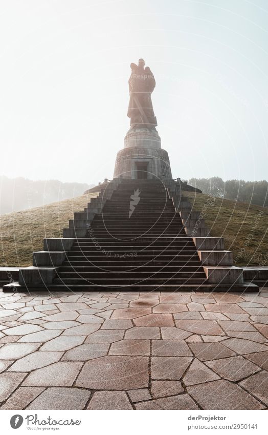 Sowjetisches Ehrenmal im Treptower Park IX Architektur Sehenswürdigkeit Wahrzeichen Denkmal Berlin Soldatenfriedhof Gedeckte Farben Strukturen & Formen