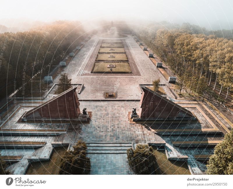 Sowjetisches Ehrenmal im Treptower Park II Architektur Sehenswürdigkeit Wahrzeichen Denkmal Berlin Soldatenfriedhof Gedeckte Farben Strukturen & Formen